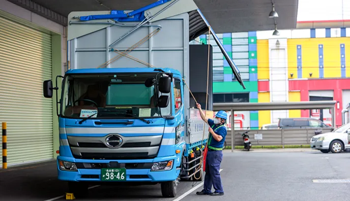 荷造り中の乗務員