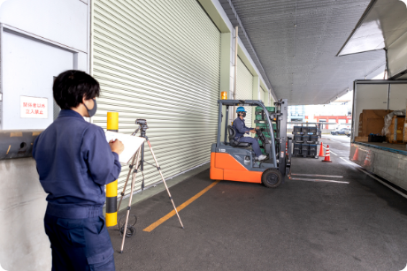 フォークリフト運転教習の様子（ビデオ撮影中）