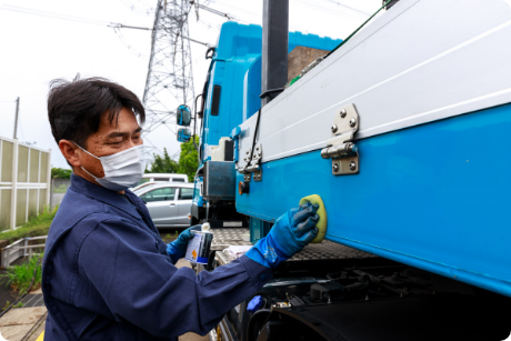 愛車を入念にワックスがけする乗務員